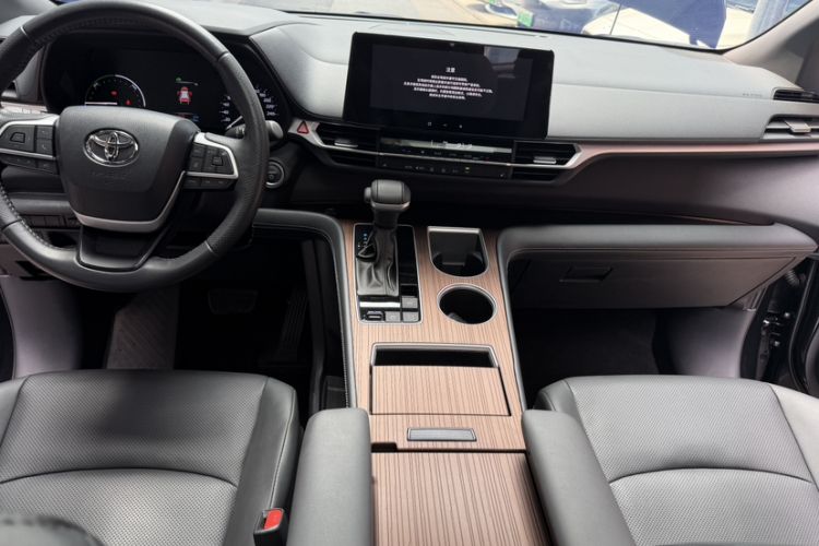 Used Toyota Sienna 2024 2.5L Hybrid Luxury Edition