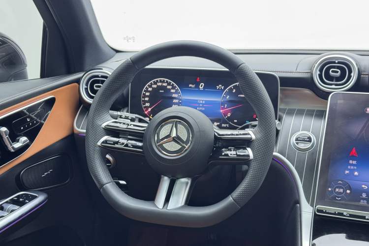 Used Mercedes-Benz GLC 2023 GLC 260 L 4MATIC Luxury Model 5 Seats Interior 4