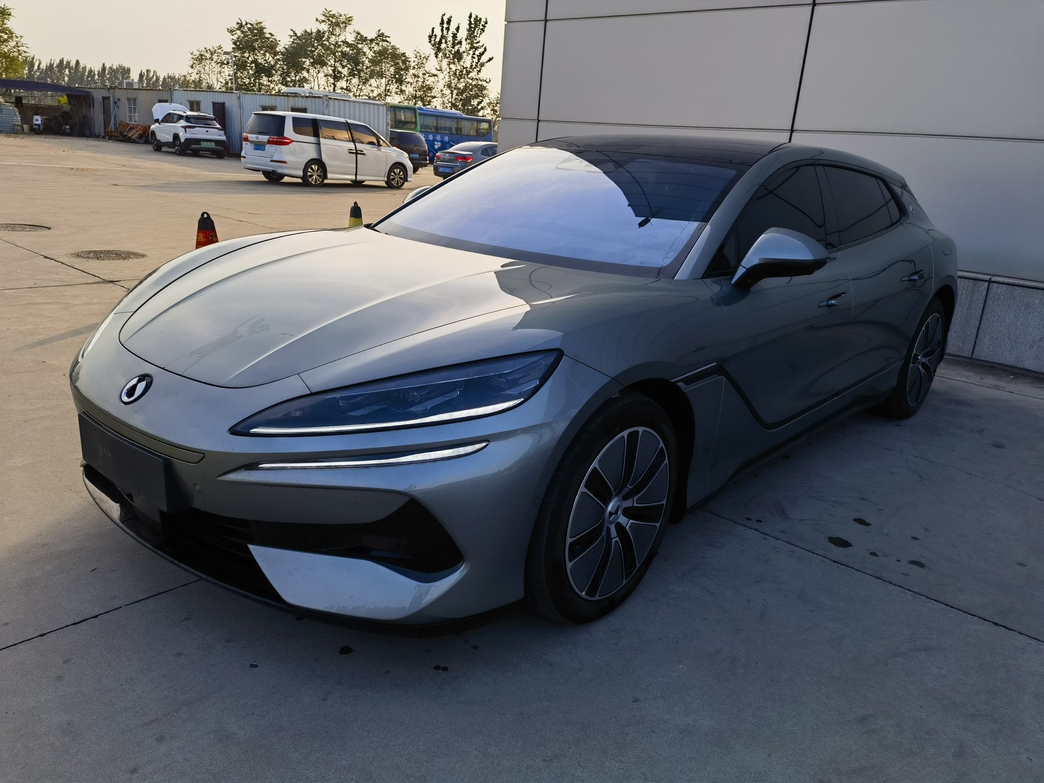 Под передней частью автомобиля