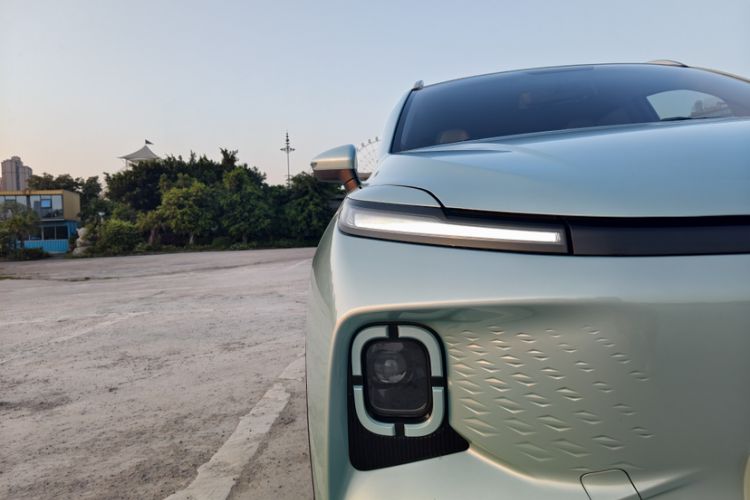 Used Geometry E Firefly 2024 301km Starlight Exterior 3