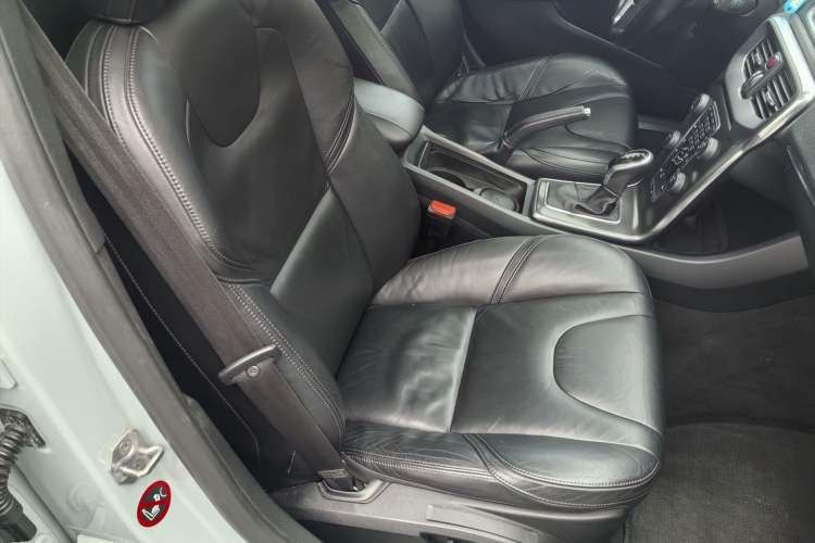 Used Volvo V40 2014 2.0T Zhiya Edition
