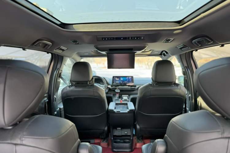 Used Toyota SIENNA 2021 2.5L Hybrid Platinum Edition Interior 3