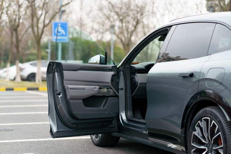 Used Zeekr 7X 2025 100 kWh Long-Range Rear-Wheel Drive with Intelligent Driving Features