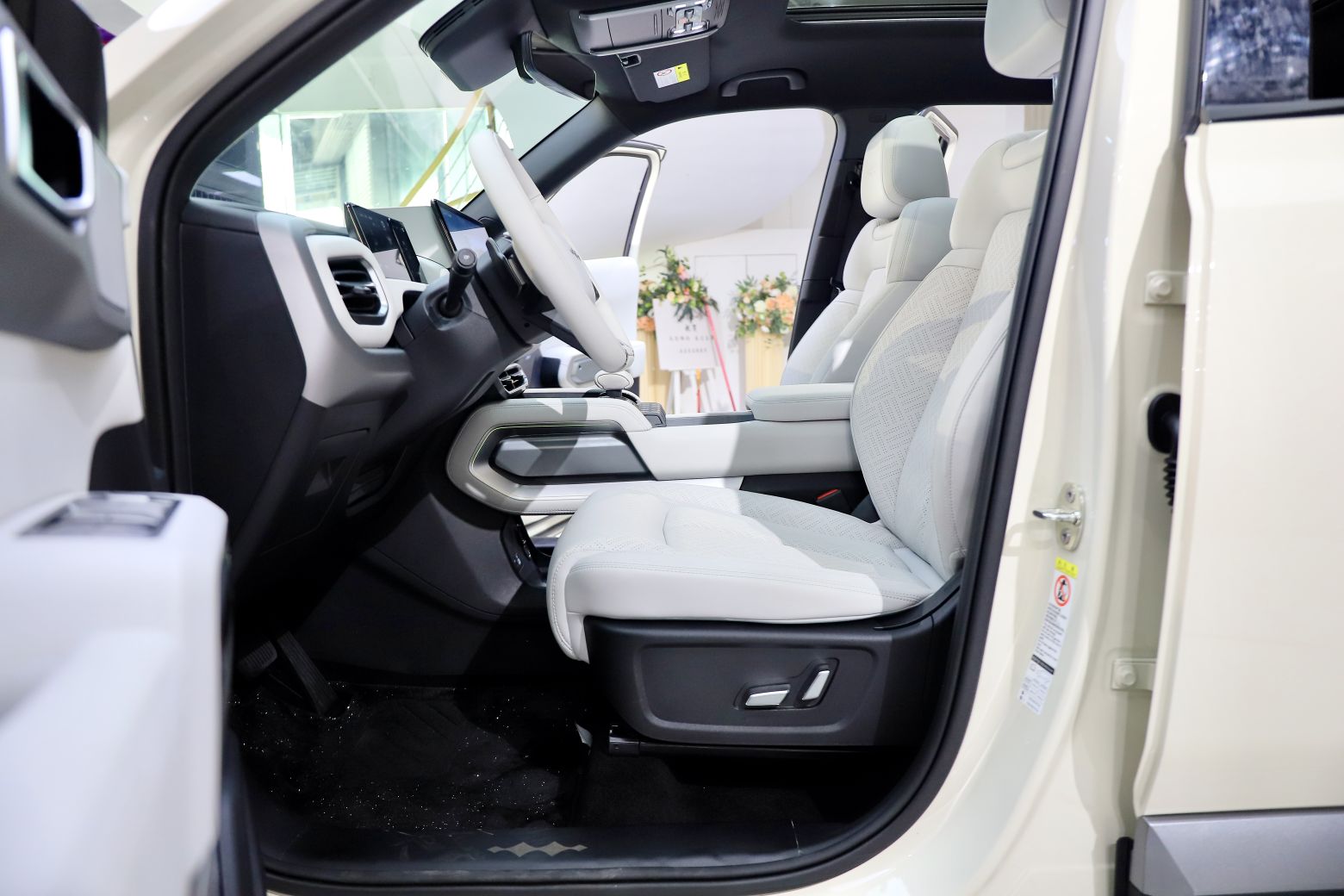 المقاعد الأمامية داخل السيارة