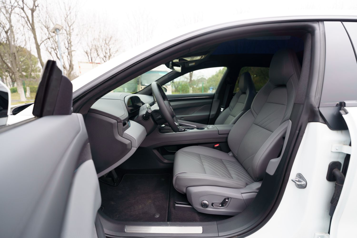 Переднее сиденье в автомобиле