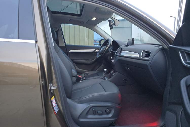 Used Audi Q3 2015 30 TFSI Comfort Model Interior 5