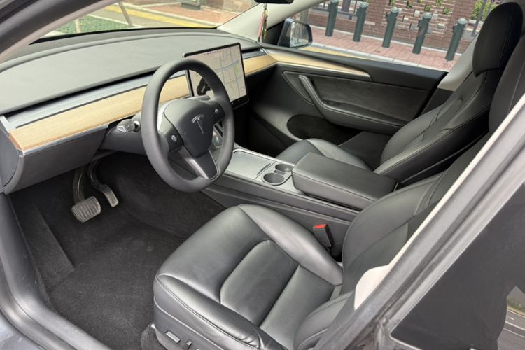 Used Tesla Model Y 2021 Long-Range All-Wheel-Drive Version
