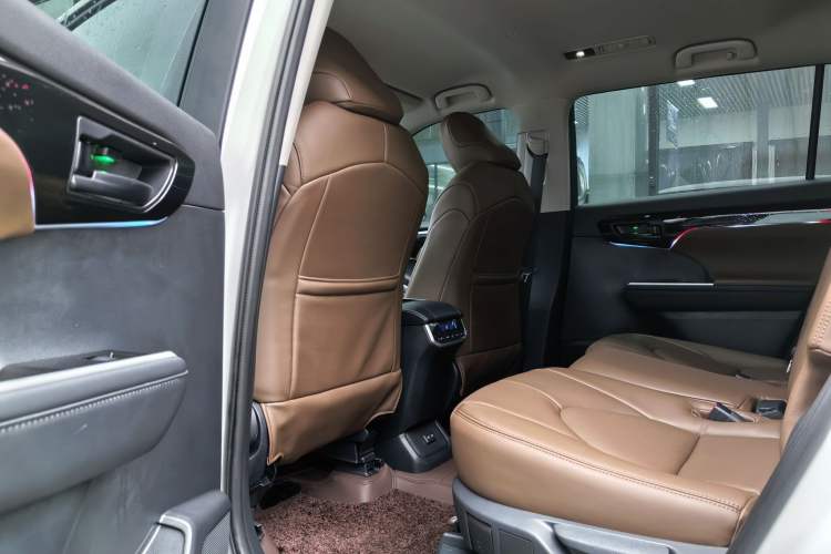 Used Toyota Highlander 2024 2.5L Smart Electric Hybrid Dual-Motor Two-Wheel-Drive Elite Edition 5 Seats Interior 3