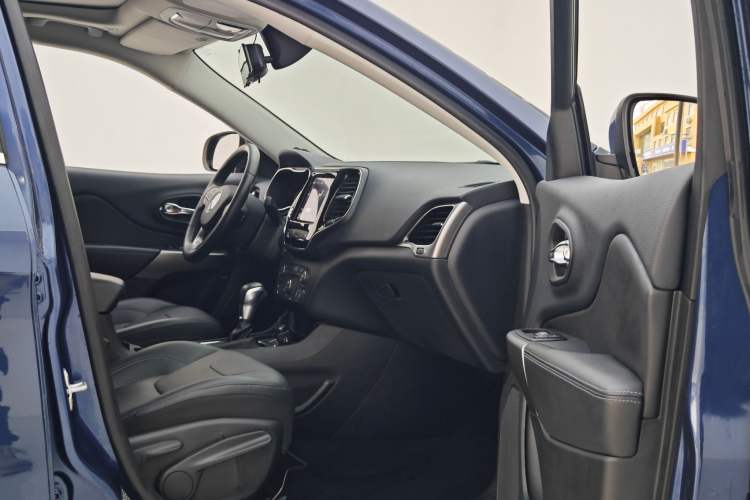 Used Jeep Cherokee 2019 2.0L 2WD Premium Edition China VI