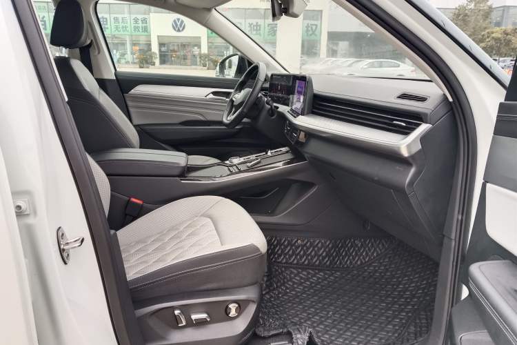 Used Volkswagen Tavendor 2024 380TSI All-Wheel Drive R-Line Cruise Edition
