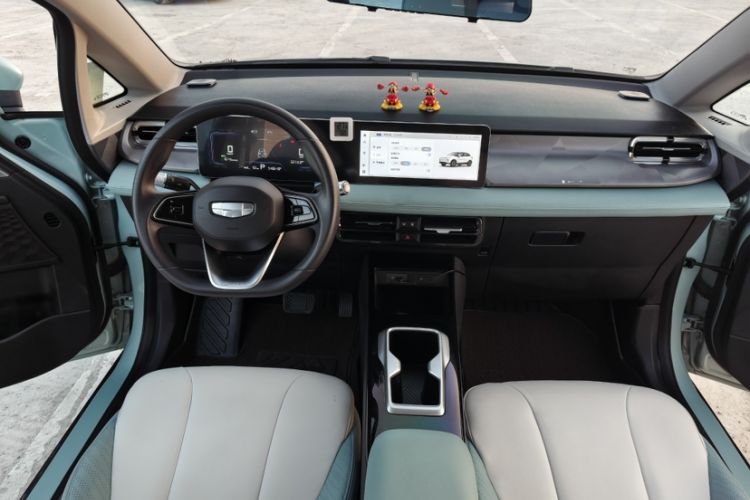 Used Geometry E Firefly 2024 301km Starlight Interior 8