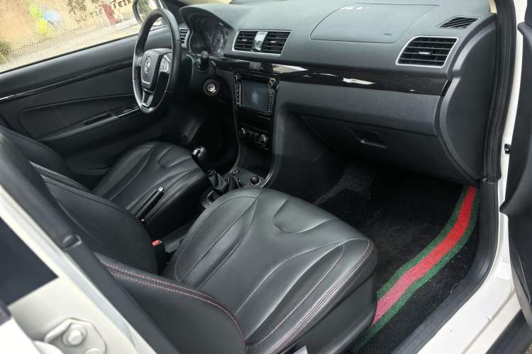 Used Dongfeng Fengon 370 2016 1.5L Manual Luxury Version SFG15-05 7 Seats
