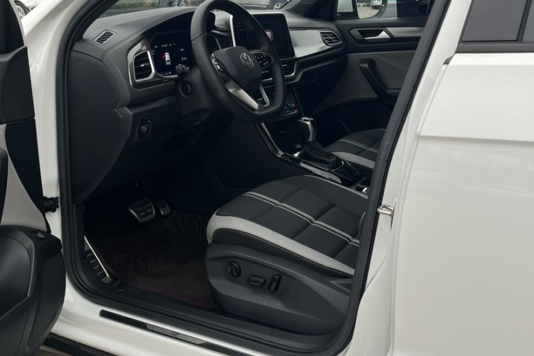 Used Volkswagen T-ROC 2023 300TSI DSG Two-Wheel-Drive Chen Guang Edition
