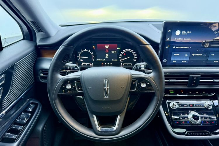 Used Lincoln Corsair 2021 2.0T Two-Wheel-Drive Luxury Edition Interior 3