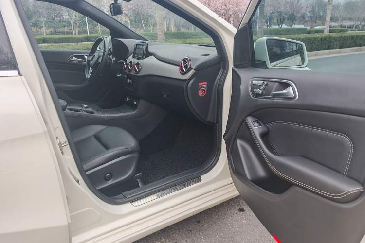 Used Mercedes-Benz B-Class 2012 B 200 Interior 8