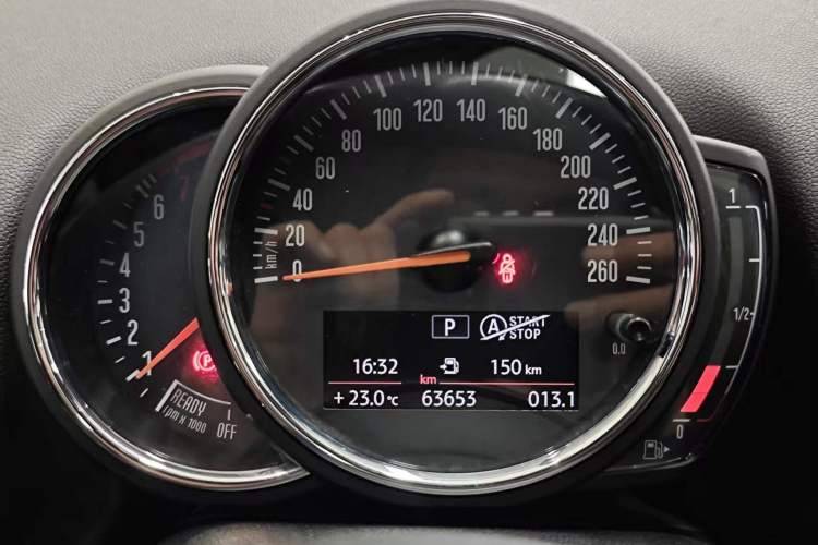 Used MINI Countryman 2018 1.5T COOPER ALL4 Classic Edition Odometer Close Up