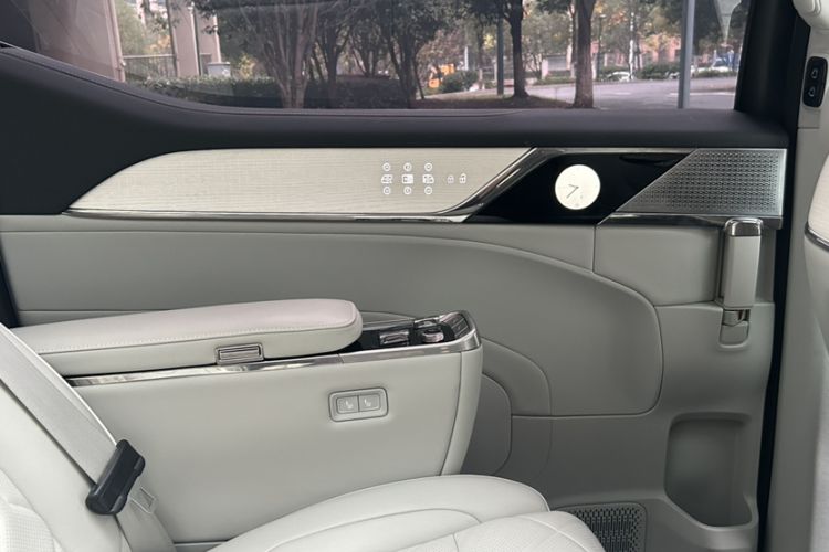 Used Volvo EM90 2025 Ultra Six-Seater