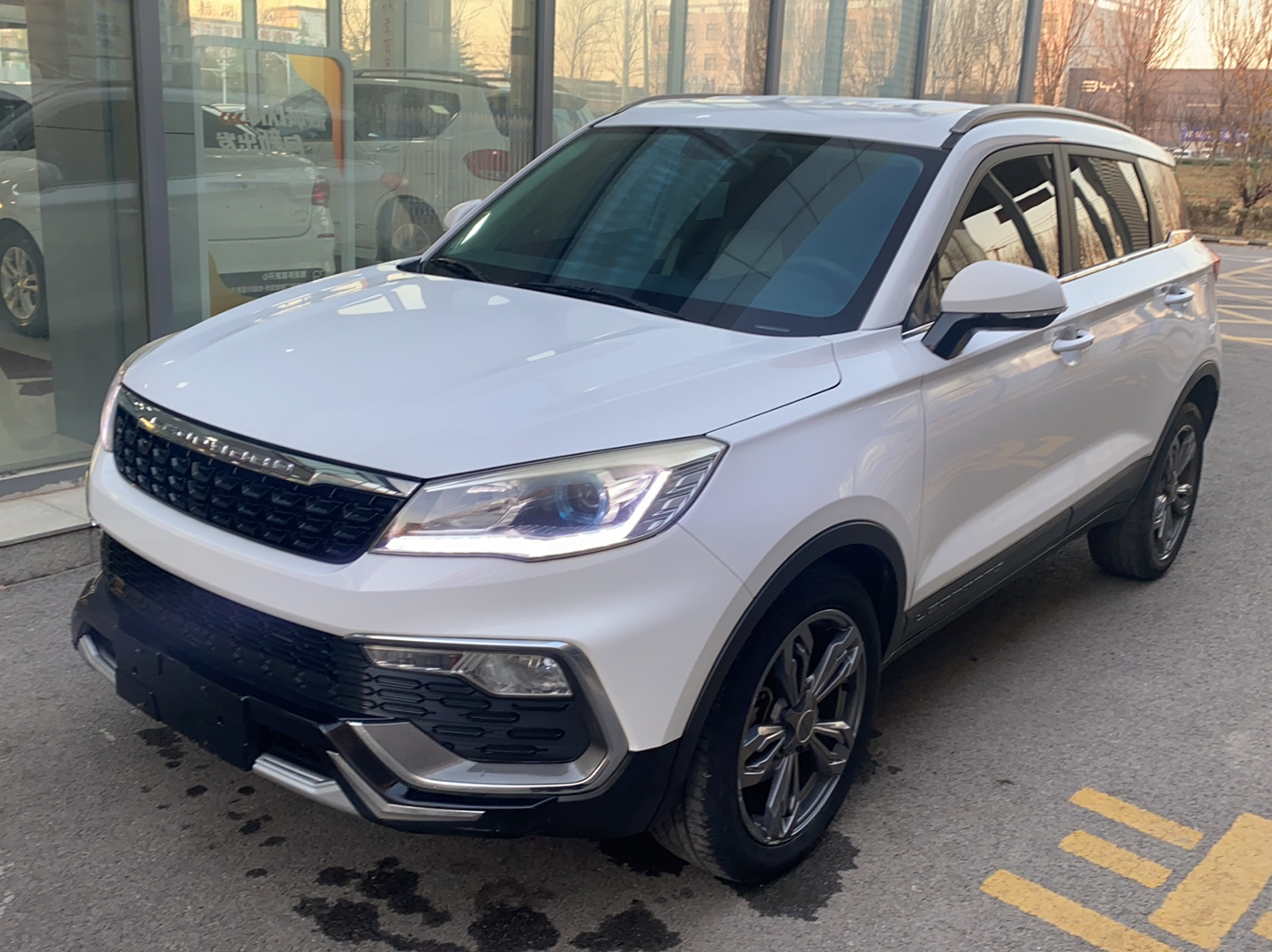 Под передней частью автомобиля