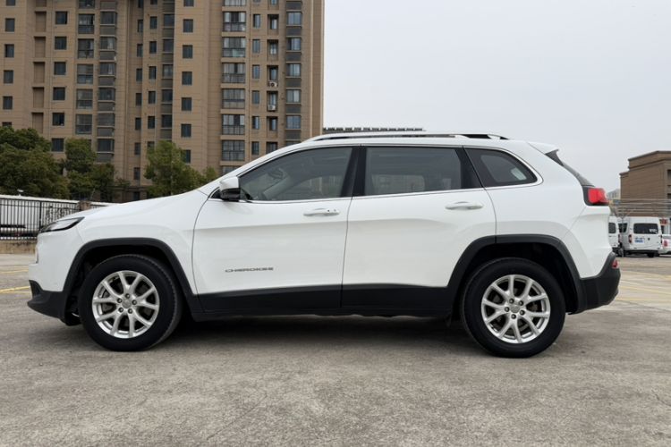 Used Jeep Cherokee 2016 2.4L Leading Edition
