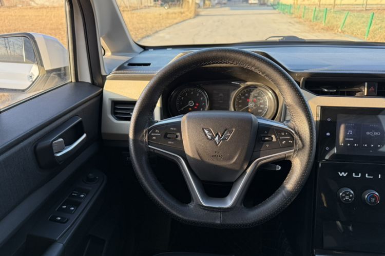 Used Wuling Hongguang PLUS 2019 1.5T Manual Luxury 7-Seater Interior 8
