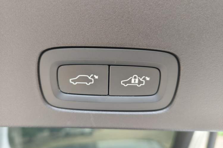 Used Lynk & Co 05 2020 2.0TD Two-Wheel Drive Shine Halo Exterior 8