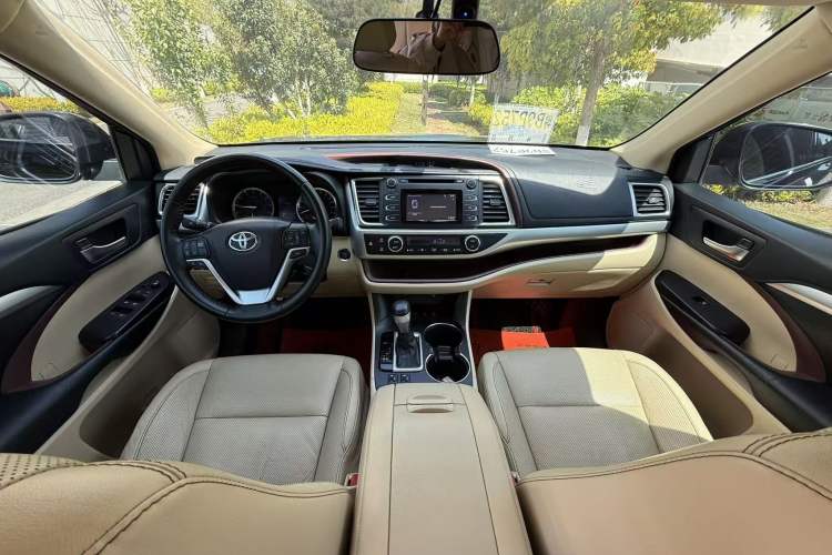 Used Toyota Highlander 2015 2.0T Four-Wheel Drive Luxury Edition 7-Seater Interior 1