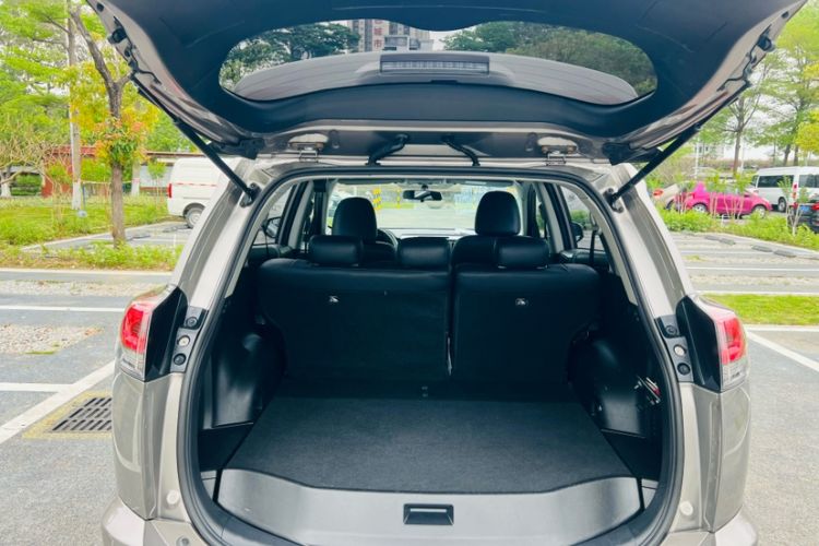 Used Toyota RAV4 2019 2.0L CVT Two-Wheel Drive Luxury Version China VI Standard Trunk