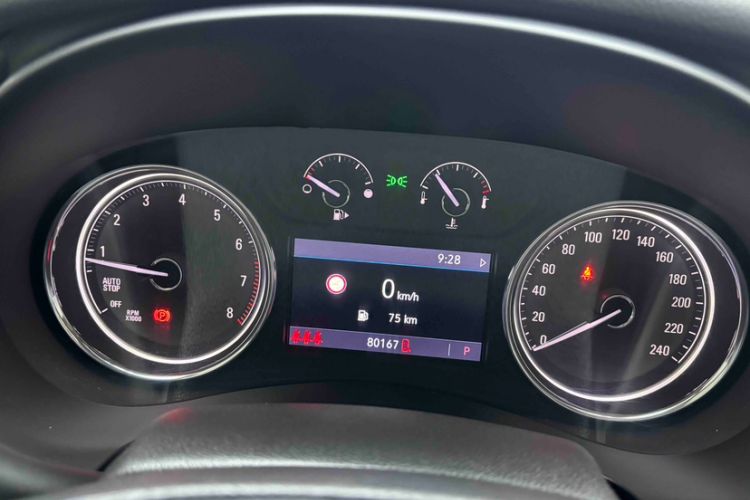 Used Buick LaCrosse 2019 28T Luxury Version Odometer Close Up