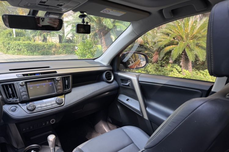 Used Toyota RAV4 2015 2.0L CVT Four-Wheel Drive New Edition