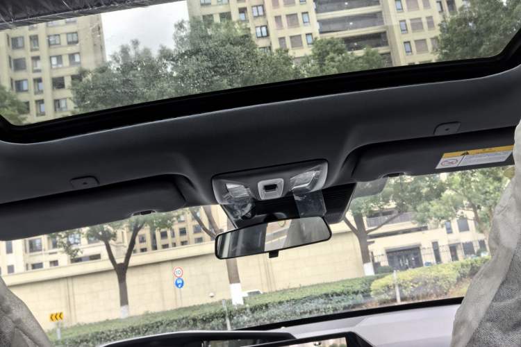 Used Changan UNI-V iDD 2024 Blue Whale Smart Electric iDD 136km ZhiKu Model
