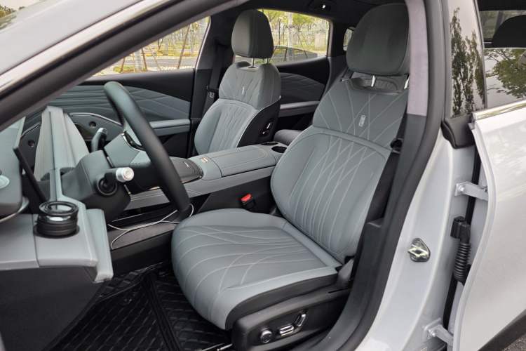 Used Geely Galaxy E8 2025 575 km Exploration Intelligent Driving Edition
