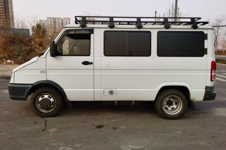 Used Iveco Daily 2021 2.5T A35 M1 Passenger Van 5-9 Seater Short Wheelbase Low Roof Dual Tires Manual Doors
