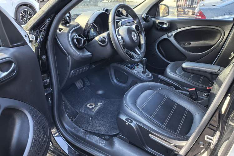 Used smart forfour 2018 0.9T 66 kW Pioneer Edition Interior 4