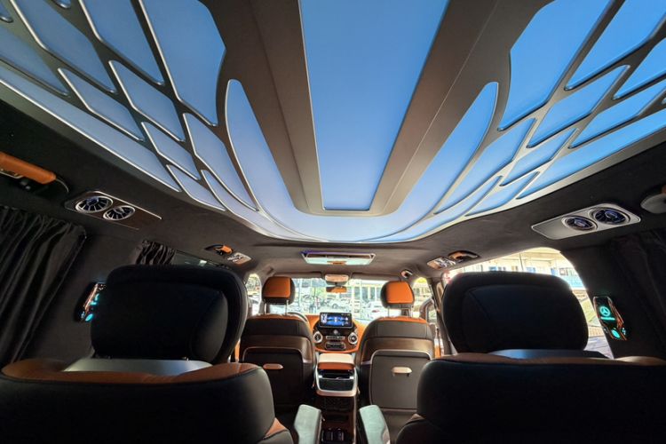 Used Mercedes-Benz Vito 2023 2.0T Elite Version 7 Seats Headliner