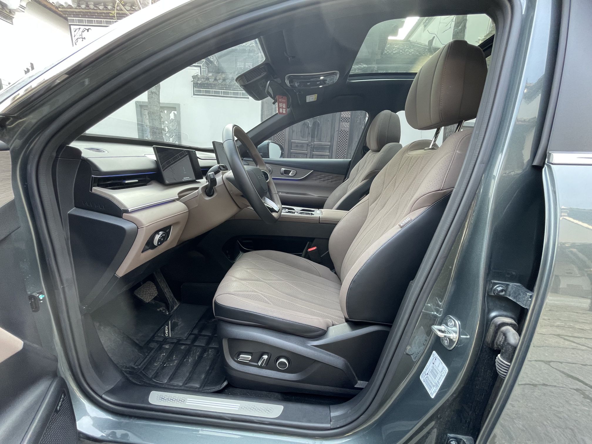 Переднее сиденье в автомобиле