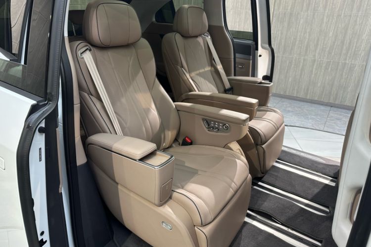 Used XPeng X9 2025 740 Ultra-Long Range Max Interior 10