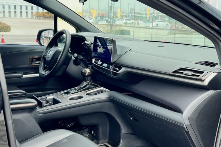 Used Toyota Granvia 2024 2.5L Hybrid Luxury Edition