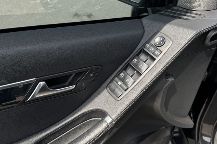 Used Mercedes-Benz R-Class 2017 R 320 4MATIC Business Edition Prestige Model Interior 1