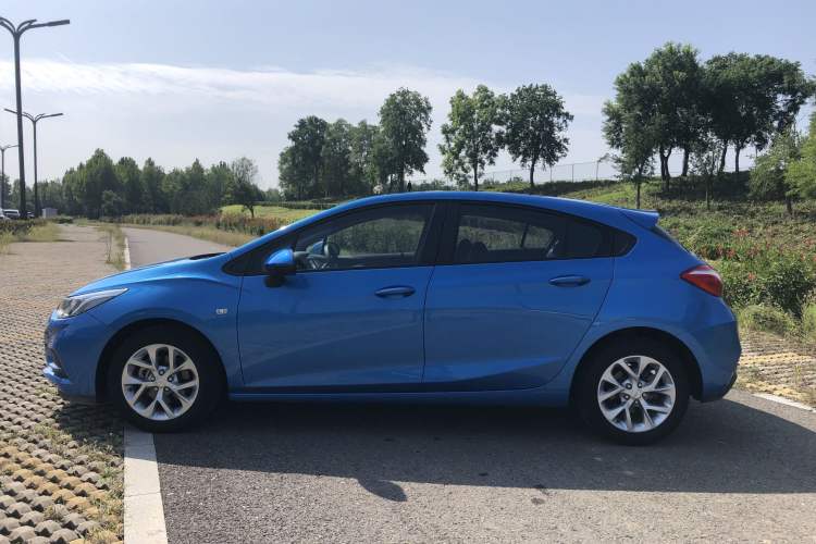 Used Chevrolet Cruze 2017 1.5L Hatchback Automatic Pioneer Sunroof Edition