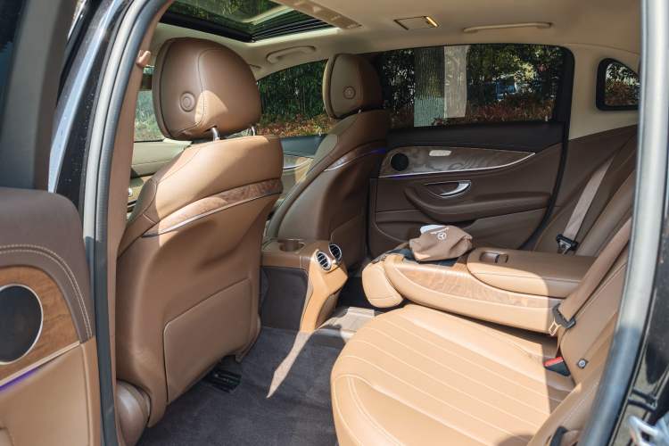 Used Mercedes-Benz E-Class 2019 E 260 L Interior 4