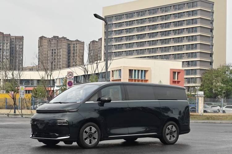 Used Geely Galaxy LEVC L380 2024 140-Degree 6-Seater All-Wheel-Drive Ultra