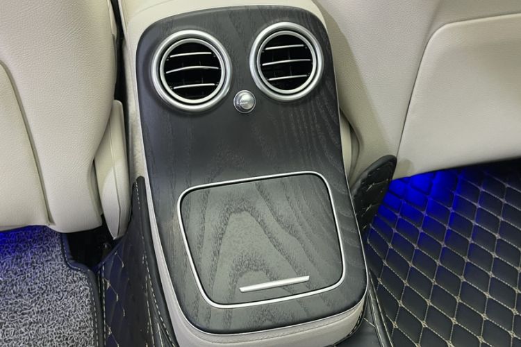 Used Mercedes-Benz E-Class 2022 Second Facelift E 300 L Luxury Edition Interior 4