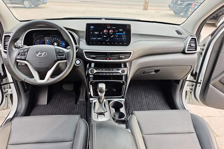 Used Hyundai Tucson 2019 280TGDi Dual-Clutch Two-Wheel Drive Fashion Edition China VI Standard

