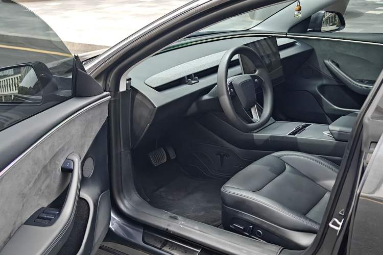 Used Tesla Model 3 2023 Long-Range All-Wheel-Drive Version Interior 3