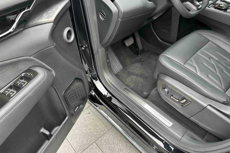 Used Zeekr 009 2024 7-Seater Walk-Through Version Four-Wheel Drive 108 kWh Interior 7