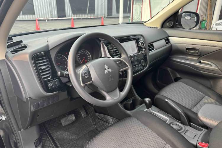 Used Mitsubishi Outlander (Import) 2013 2.0L Two-Wheel Drive Sport Navigation Version 5 Seats