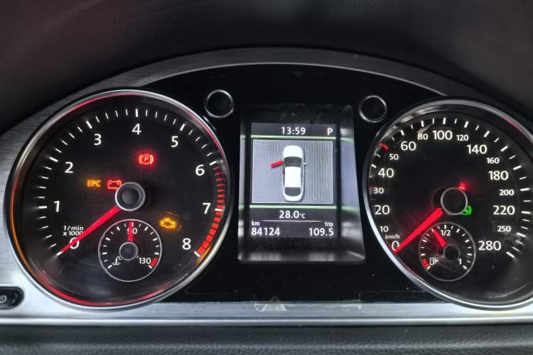 Used Volkswagen FAW-Volkswagen CC 2013 1.8TSI Luxury Model Odometer Close Up