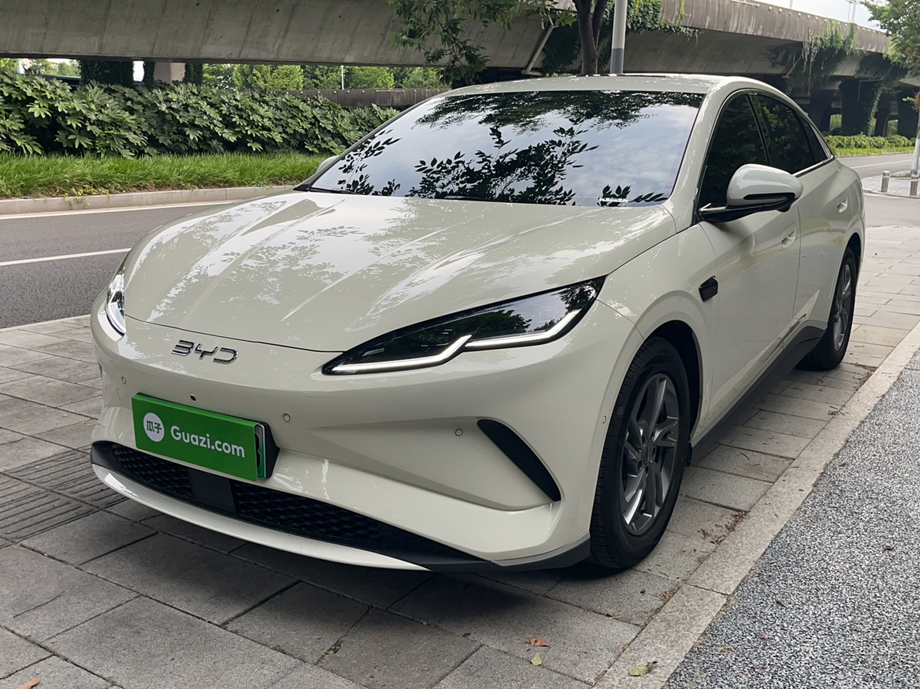 Unter der Vorderseite des Autos