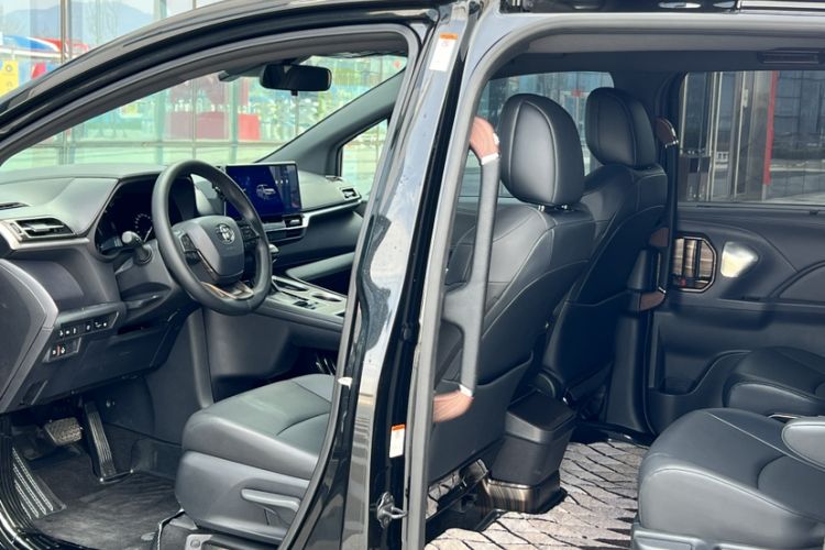 Used Toyota Granvia 2024 2.5L Hybrid Luxury Edition