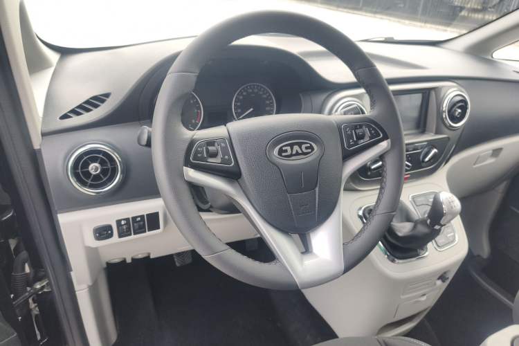 Used JAC Refine M3 2022 1.8L 7-seat Standard Edition
